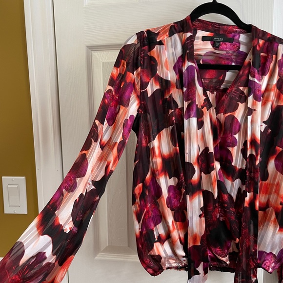 Guess Gorgeous vibrant blouse - Picture 2 of 5